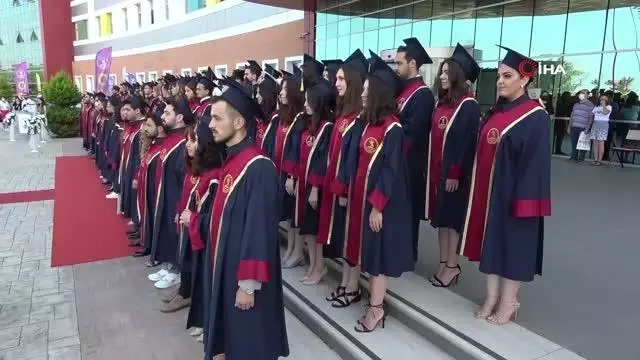 Çiçeği burnunda diş hekimleri mezuniyet belgelerini babalarının elinden aldı