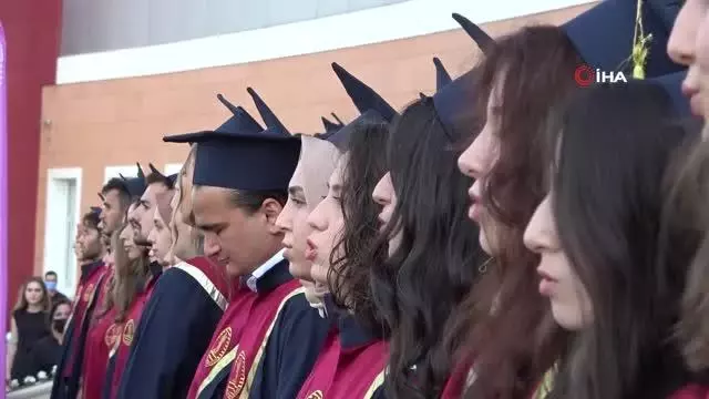 Çiçeği burnunda diş hekimleri mezuniyet belgelerini babalarının elinden aldı