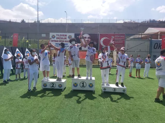 Çubuklu okçular turnuvadan madalyalarla döndü