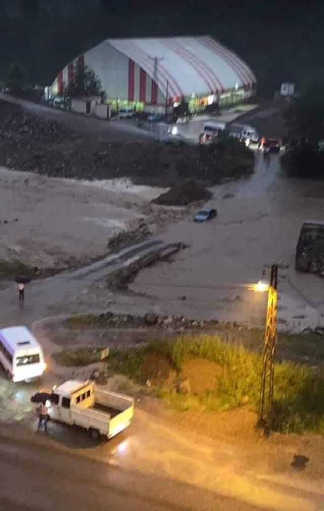 Dere taşınca düğün salonunu su bastı! 200 kişinin mahsur kaldığı düğünde oynamaya ara vermediler