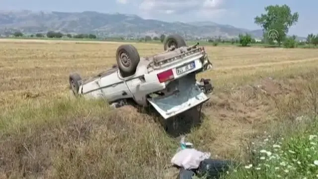 Devrilen otomobilin sürücüsü ile oğlu yaralandı Devrilen otomobilin sürücüsü ile oğlu yaralandı