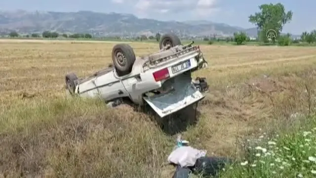 Devrilen otomobilin sürücüsü ile oğlu yaralandı 5 Devrilen otomobilin sürücüsü ile oğlu yaralandı