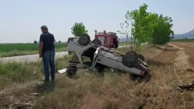 Devrilen otomobilin sürücüsü ile oğlu yaralandı 7 Devrilen otomobilin sürücüsü ile oğlu yaralandı