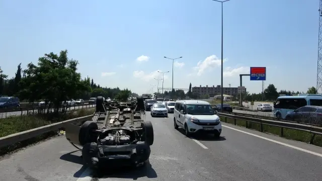 E-5 Tuzla'da kontrolden çıkan lüks cip takla attı: 2 yaralı