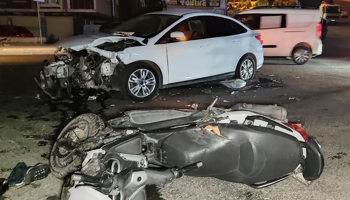 Gaziosmanpaşa'da otomobille çarpışan motosikletteki 2 kişi yaralandı