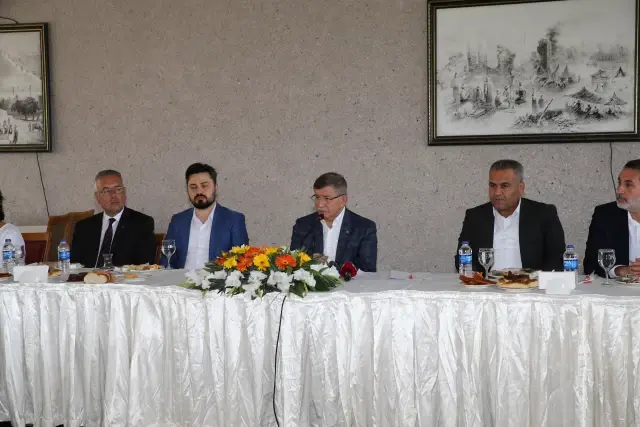 Gelecek Partisi Genel Başkanı Davutoğlu, ziyaretlerde bulundu
