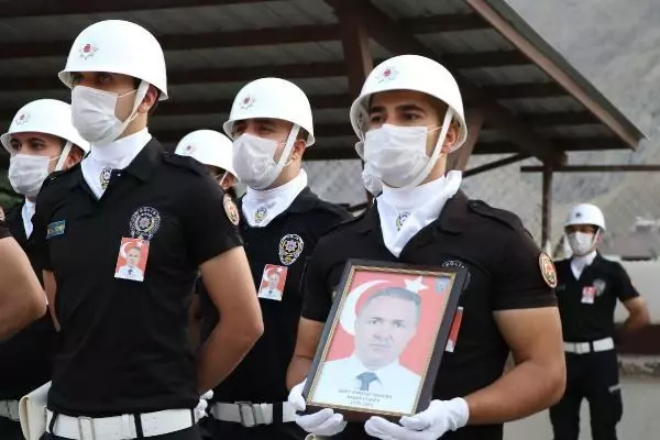 Son dakika haber... HAKKARİ EMNİYET MÜDÜR YARDIMCISI CEVHER, POLİS MEMURUNUN SALDIRISINDA ŞEHİT OLDU