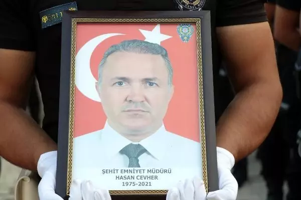 Son dakika haber... HAKKARİ EMNİYET MÜDÜR YARDIMCISI CEVHER, POLİS MEMURUNUN SALDIRISINDA ŞEHİT OLDU