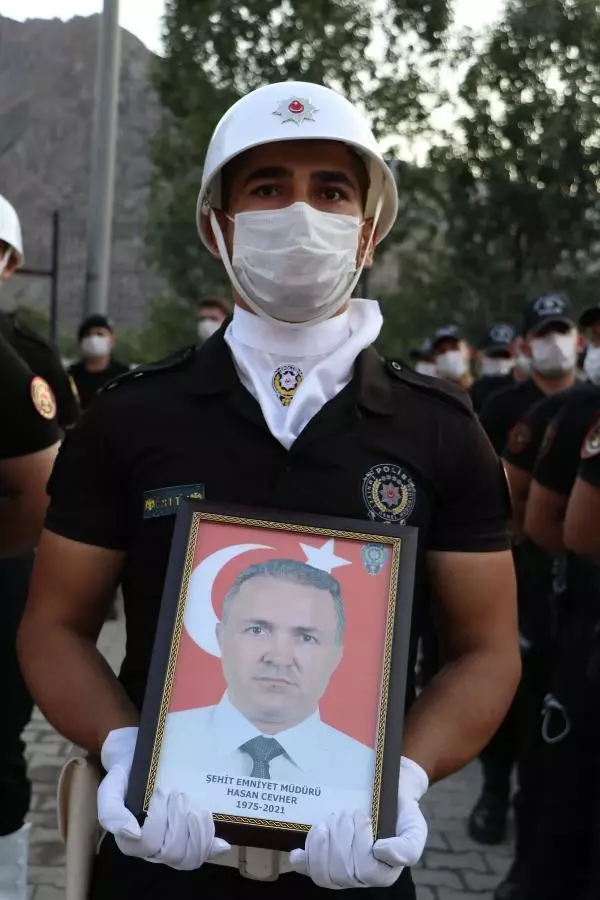 Son dakika haber... HAKKARİ EMNİYET MÜDÜR YARDIMCISI CEVHER, POLİS MEMURUNUN SALDIRISINDA ŞEHİT OLDU