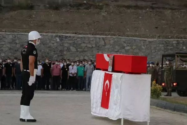 Son dakika haber... HAKKARİ EMNİYET MÜDÜR YARDIMCISI CEVHER, POLİS MEMURUNUN SALDIRISINDA ŞEHİT OLDU