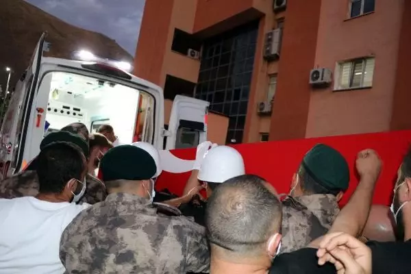 Son dakika haber... HAKKARİ EMNİYET MÜDÜR YARDIMCISI CEVHER, POLİS MEMURUNUN SALDIRISINDA ŞEHİT OLDU