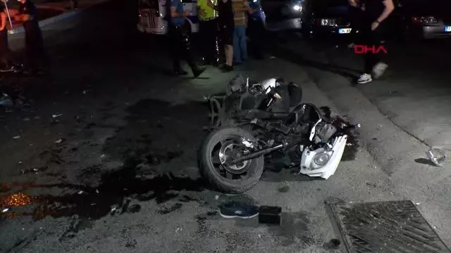 İSTANBUL-GAZİOSMANPAŞA'DA MOTOSİKLET İLE OTOMOBİL ÇARPIŞTI 1'İ AĞIR 2 YARALI