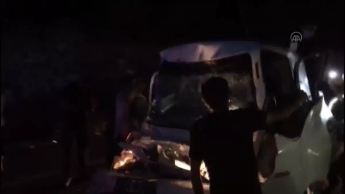 Kamyon ile kamyonet çarpıştı: 1 yaralı