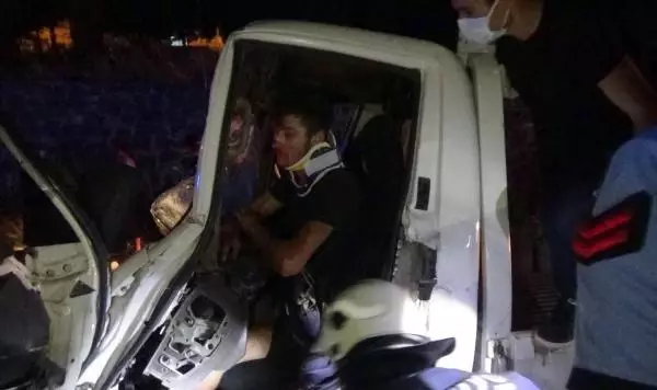 KAMYONA ÇARPAN ALKOLLÜ KAMYONET SÜRÜCÜSÜ, SIKIŞTIĞI YERDEN 1 SAATTE ÇIKARILDI