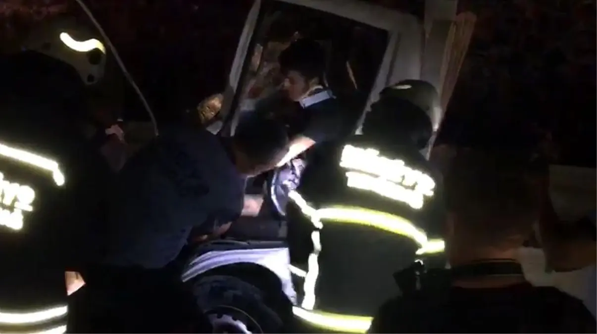 Son dakika: Kazaya karışan sürücü sıkıştığı yerden güçlükle kurtarıldı