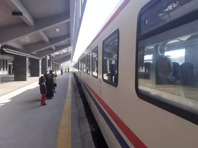 Kovid-19 nedeniyle ara verilen Doğu Ekspresi'nin Kars-Ankara seferi yeniden başladı (2)
