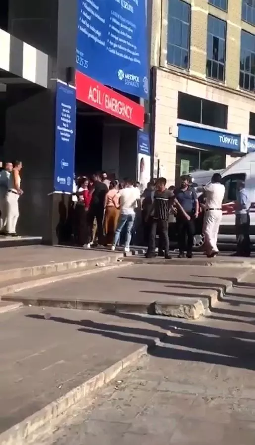 Küçükçekmece'de iki aile arasında kız alma verme kavgası: 2 yaralı Küçükçekmece'de iki aile arasında kız alma verme kavgası: 2 yaralı
