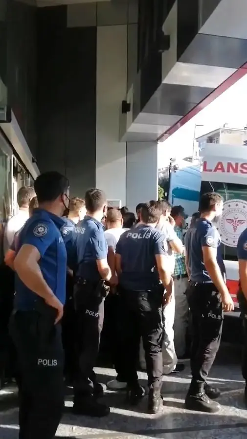 Küçükçekmece'de iki aile arasında kız alma verme kavgası: 2 yaralı