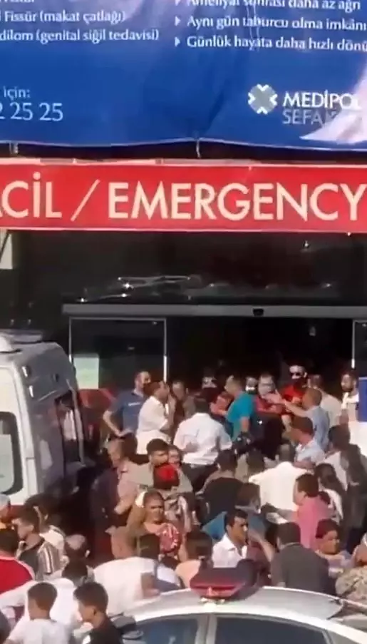 Küçükçekmece'de iki aile arasında kız alma verme kavgası: 2 yaralı