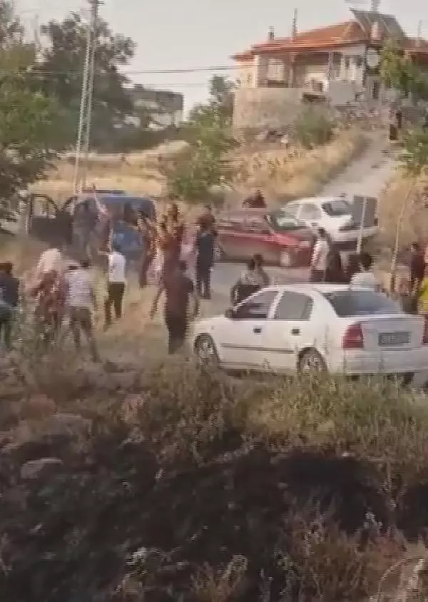 MAHALLE DÜĞÜNÜNDE KAVGA ÇIKTI, JANDARMA UYARI ATEŞİYLE SONLANDIRDI MAHALLE DÜĞÜNÜNDE KAVGA ÇIKTI, JANDARMA UYARI ATEŞİYLE SONLANDIRDI