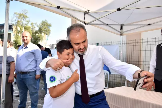 Okul bahçesinde yüzme öğreniyorlar