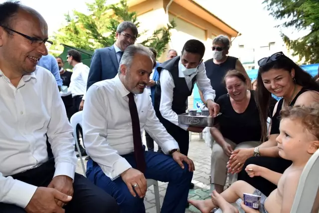 Okul bahçesinde yüzme öğreniyorlar