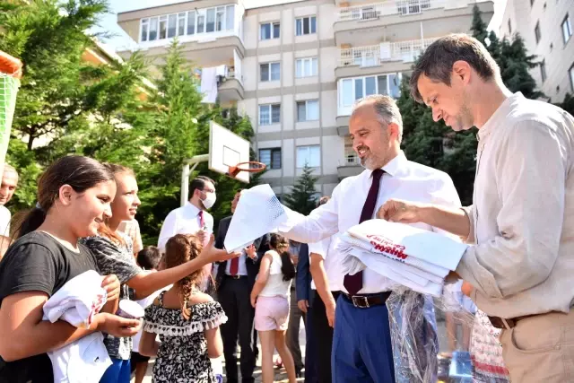 Okul bahçesinde yüzme öğreniyorlar