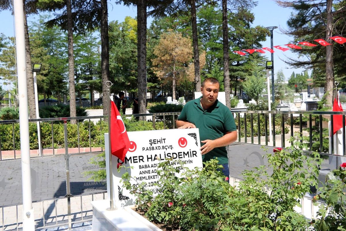 Ömer Halisdemir'in mezarı ziyaretçi akınına uğruyor