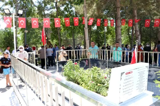 Ömer Halisdemir'in mezarı ziyaretçi akınına uğruyor 3 Ömer Halisdemir'in mezarı ziyaretçi akınına uğruyor
