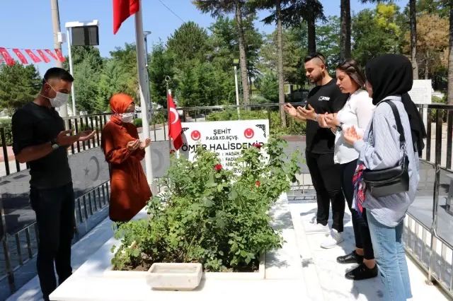 Ömer Halisdemir'in mezarı ziyaretçi akınına uğruyor 4 Ömer Halisdemir'in mezarı ziyaretçi akınına uğruyor