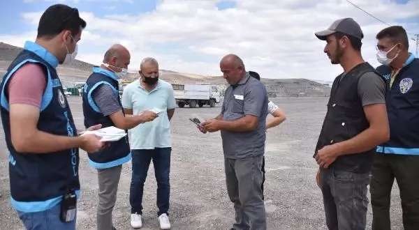 Son dakika: Polis çadırları gezip, kurban satıcılarına sahte para uyarısı yaptı