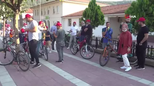 Polis memuru çocuğa yardımcı oldu, uçurtması gökyüzünde süzüldü Polis memuru çocuğa yardımcı oldu, uçurtması gökyüzünde süzüldü