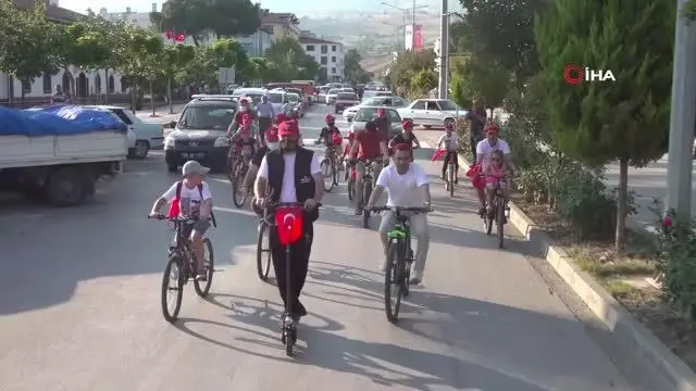 Polis memuru çocuğa yardımcı oldu, uçurtması gökyüzünde süzüldü 2 Polis memuru çocuğa yardımcı oldu, uçurtması gökyüzünde süzüldü