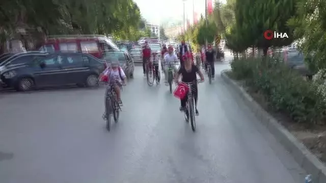 Polis memuru çocuğa yardımcı oldu, uçurtması gökyüzünde süzüldü 4 Polis memuru çocuğa yardımcı oldu, uçurtması gökyüzünde süzüldü