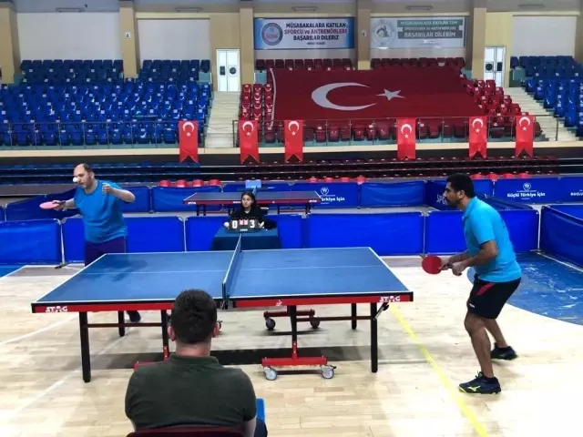 Sağlıkçılar masa tenisi turnuvasında stres attı