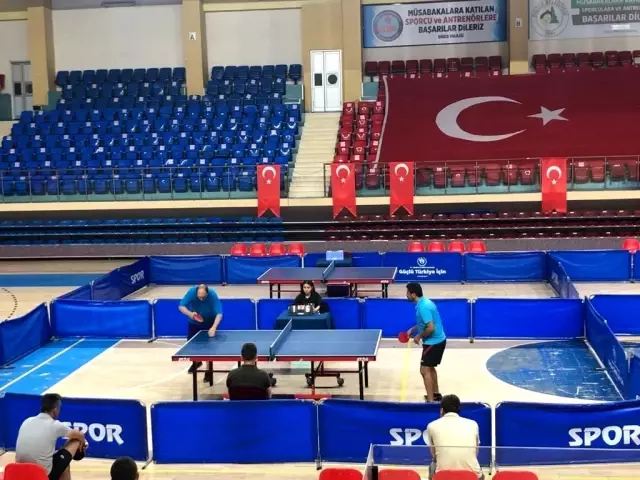 Sağlıkçılar masa tenisi turnuvasında stres attı