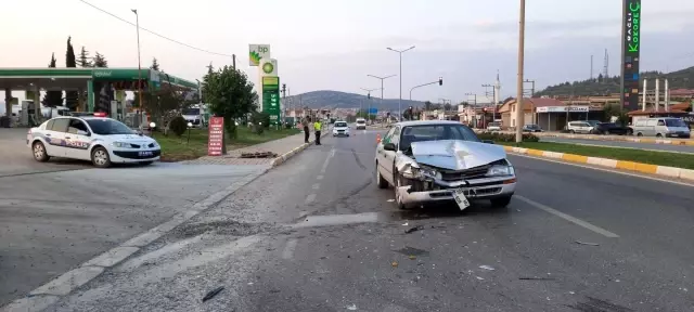 Seyir halindeki otomobil öndeki araca çarptı: 2 yaralı Seyir halindeki otomobil öndeki araca çarptı: 2 yaralı