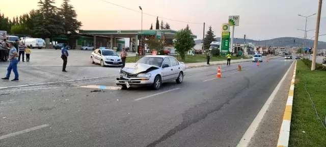 Seyir halindeki otomobil öndeki araca çarptı: 2 yaralı