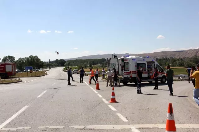 Sivas'ta otomobil ile hafif ticari araç çarpıştı: 6 yaralı