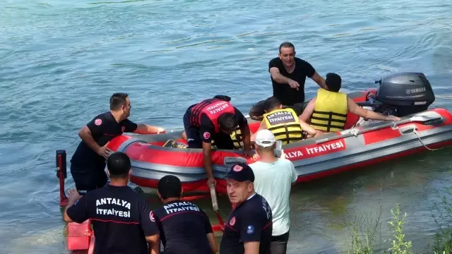 Su seviyesi yükseldi 3 genç ırmakta mahsur kaldı