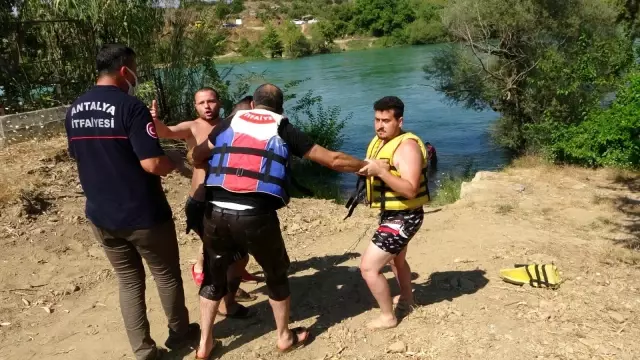 Su seviyesi yükseldi 3 genç ırmakta mahsur kaldı