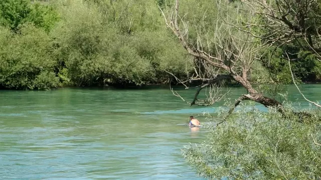 Su seviyesi yükseldi 3 genç ırmakta mahsur kaldı
