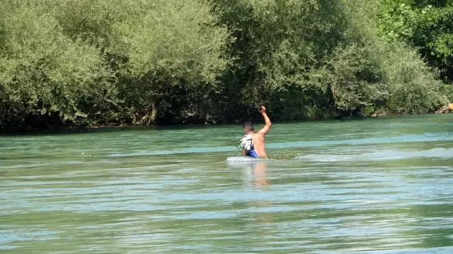 Su seviyesi yükseldi 3 genç ırmakta mahsur kaldı