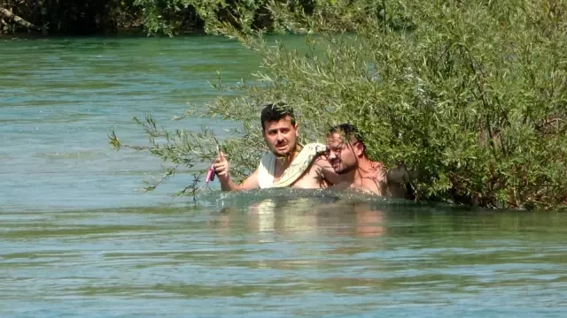 Su seviyesi yükseldi 3 genç ırmakta mahsur kaldı