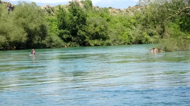 Su seviyesi yükseldi 3 genç ırmakta mahsur kaldı