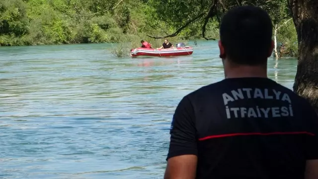 Su seviyesi yükseldi 3 genç ırmakta mahsur kaldı
