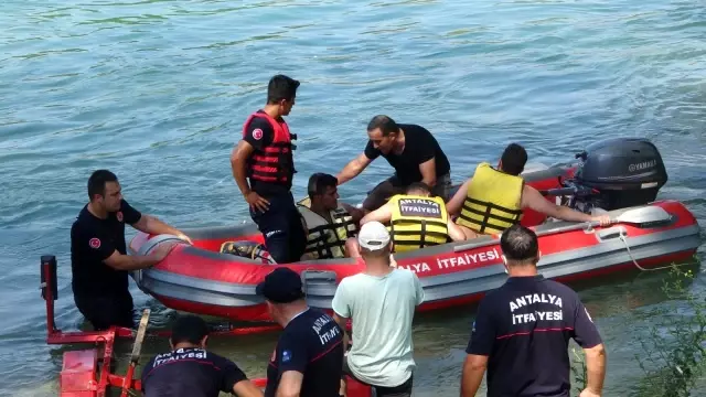 Su seviyesi yükseldi 3 genç ırmakta mahsur kaldı