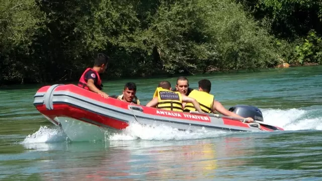 Su seviyesi yükseldi 3 genç ırmakta mahsur kaldı