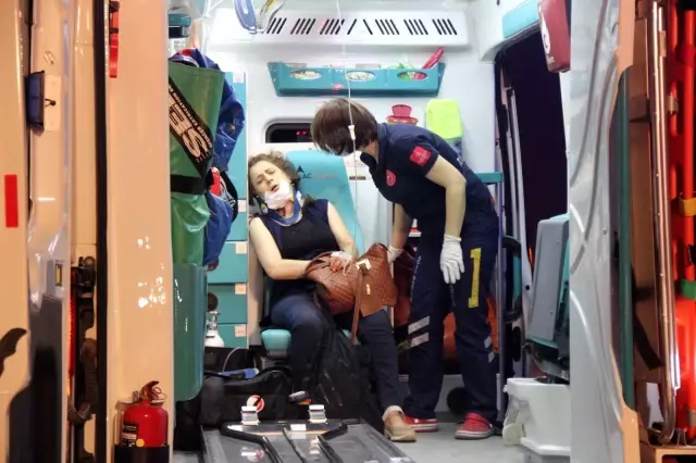 Son dakika haberi | TEM'de kaza yapan otomobil telefon kulübesine girdi: 3 yaralı