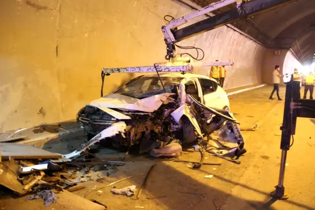 Son dakika haberi | TEM'de kaza yapan otomobil telefon kulübesine girdi: 3 yaralı